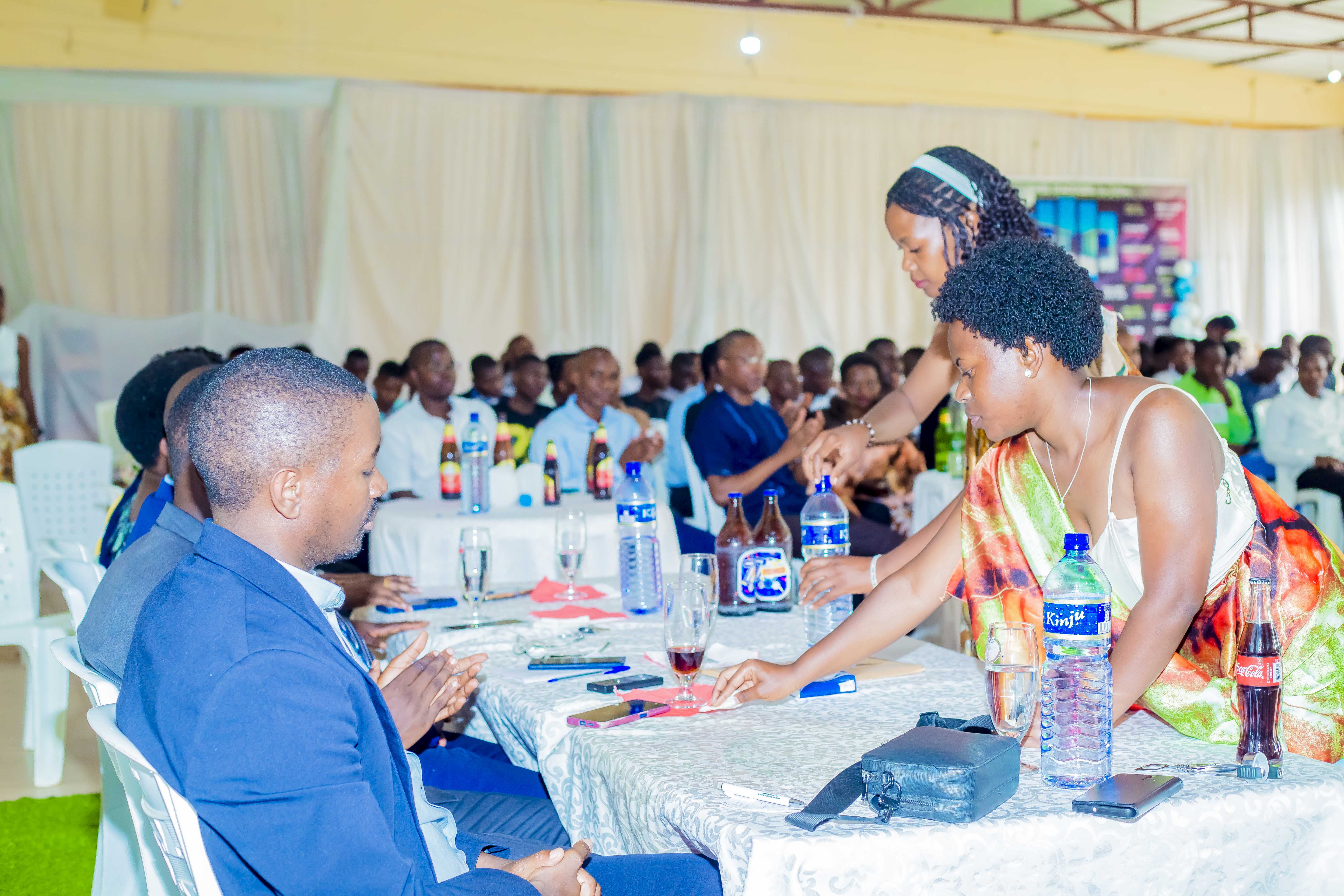 Kurikirana amwe mu masanamu ariko araranga ibirori vyo kwakira abanyeshure bashasha baje  kwiga kaminuza y’Uburundi bava muri Komine MUYINGA